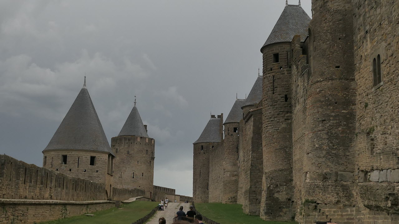 기원전 6세기부터 요새가 세워지기 시작해 13세기 말, 중세 요새로 프랑스혁명을 거치면서 많은 성과 요새들이 파괴되고 소장품들도 관리되지 못했다. 이런 문제에 대한 자각으로 성벽 파괴를 금지하는 법안이 1850년에 통과될 수 있었다. 카르카손 성의 복원은 그후 모든 복원의 전형이 되었다.