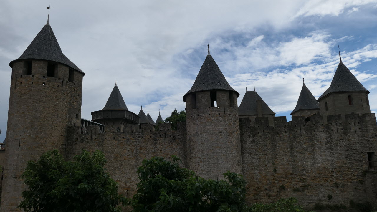 오드강을 지난 언던을 오르면 마주하게 되는 카르카손 성(Chateau de Carcassonne)