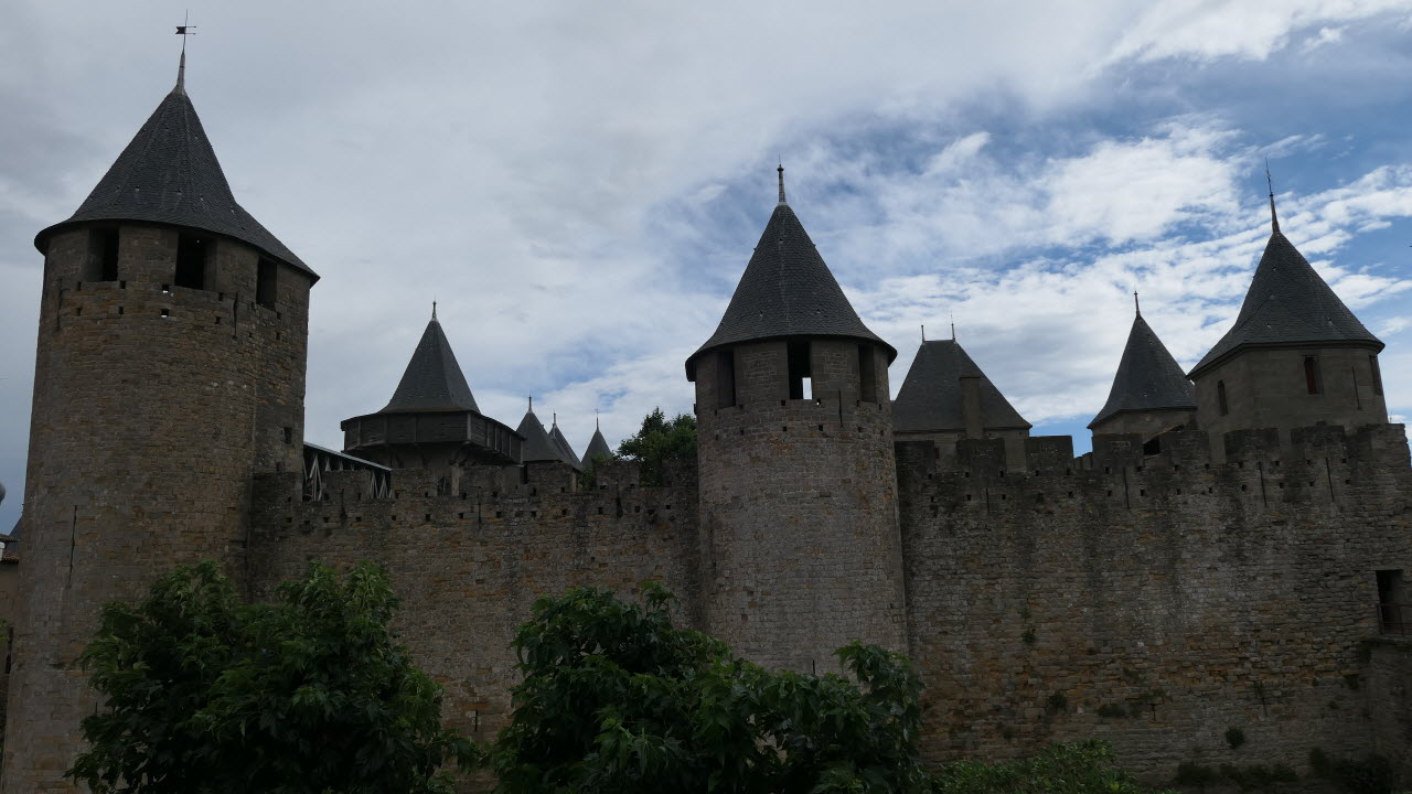  오드강을 지난 언던을 오르면 마주하게 되는 카르카손 성(Chateau de Carcassonne)