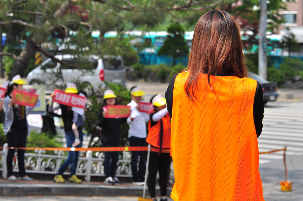 지난 6월 초교신설을 촉구하며 집회중인 주민들