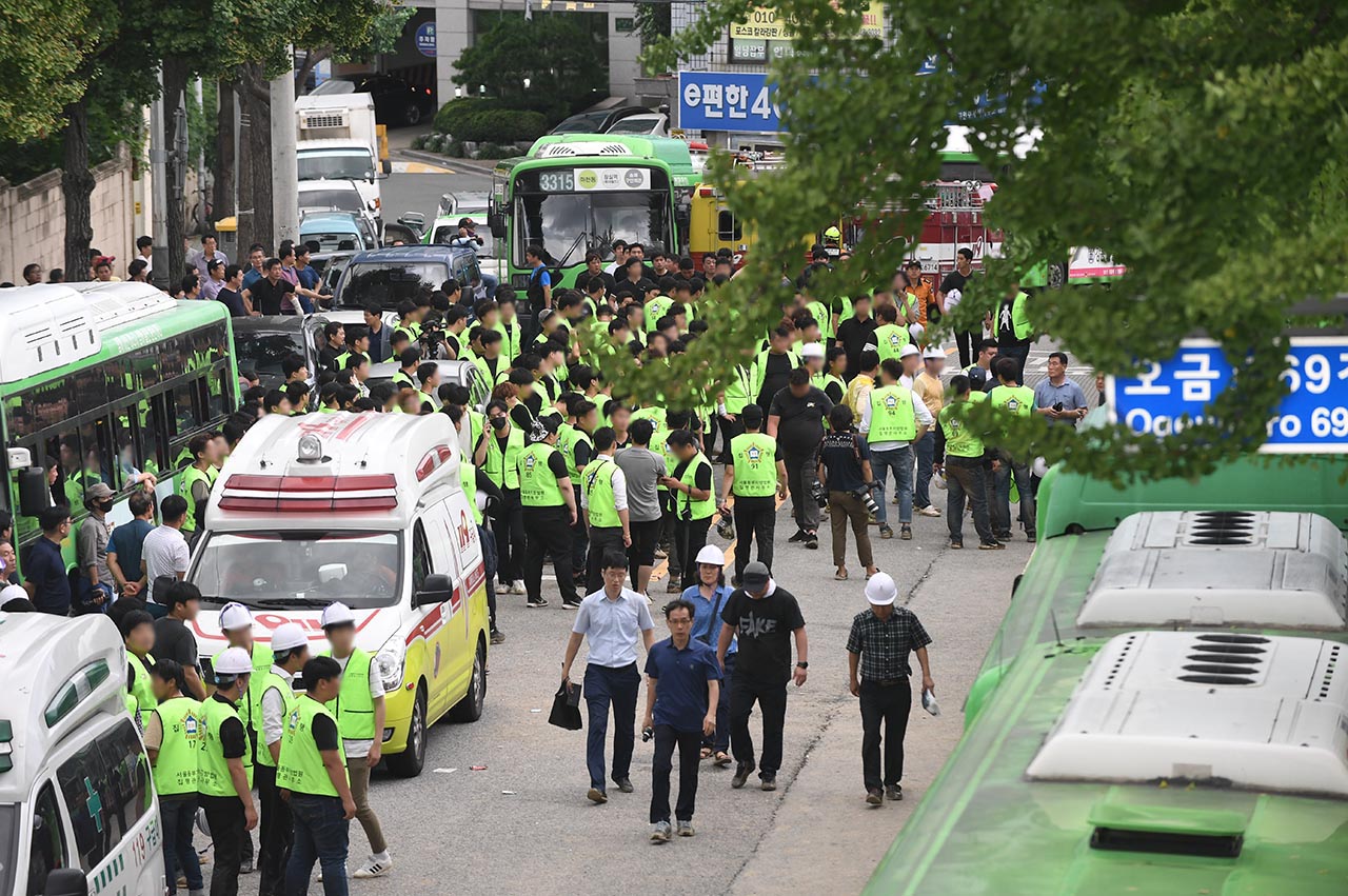 23일 오후 서울 송파구 거여동 송파상운 차고지에서 거여 2-2 주택재개발정비사업을 둘러싸고 차고지를 강제철거하려는 재개발조합측 철거용역들이 모여 대기하고 있다.