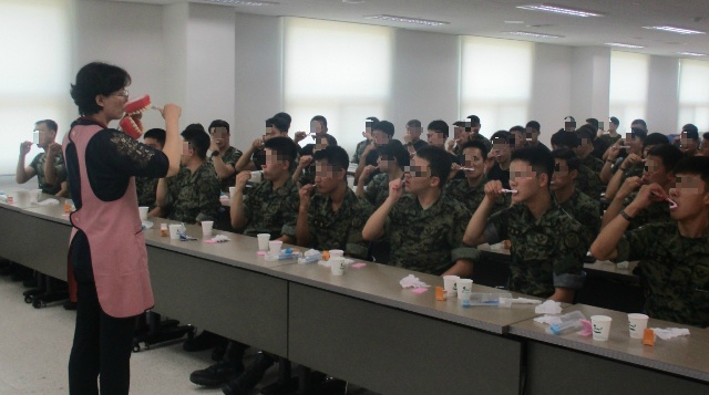 올바른 이닦기 세가지 방법을 이용하여 치면세균막을 닦아내고 있다. 치약은 완두콩알 만큼! 칫솔은 젓가락 잡는 힘으로! 칫솔이 치면을 정확하게 지나갈 수 있도록!