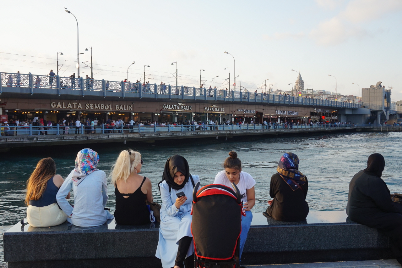 다양한 옷차림의 여성들을 볼 수 있는 이스탄불은 이슬람에 대한 편견과 오해를 깨닫게 하였습니다.