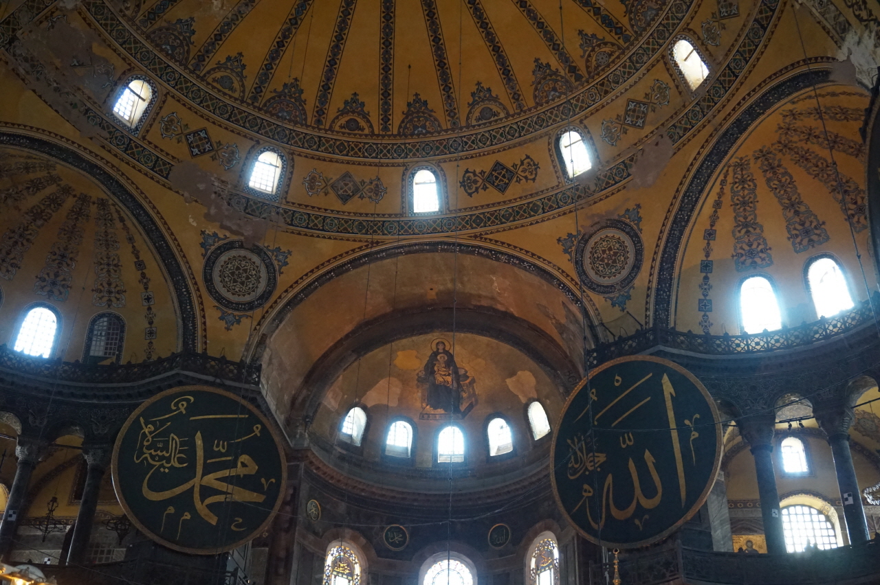 아야소피아 박물관의 천장에는 기독교 성화와 이슬람 문양이 조화롭게 공존하고 있었습니다.