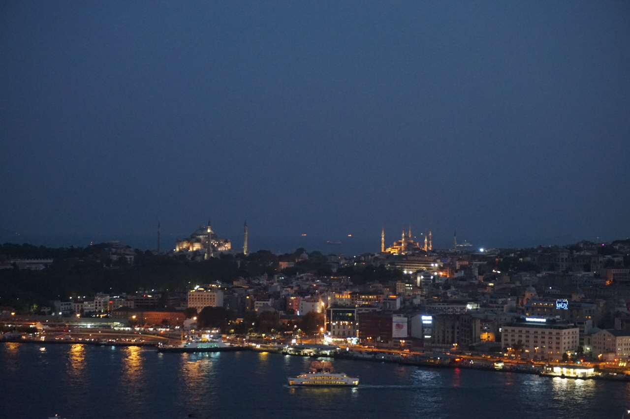 왼편이 아야소피아, 오른편이 블루모스크. 두 건축물은 서로 마주보며 이스탄불의 밤을 아름답게 밝히고 있었습니다.