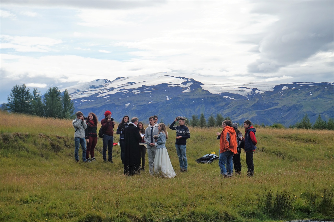 아이슬란드 만년설 덮히 산을 배경으로 결혼식이 진행됐다