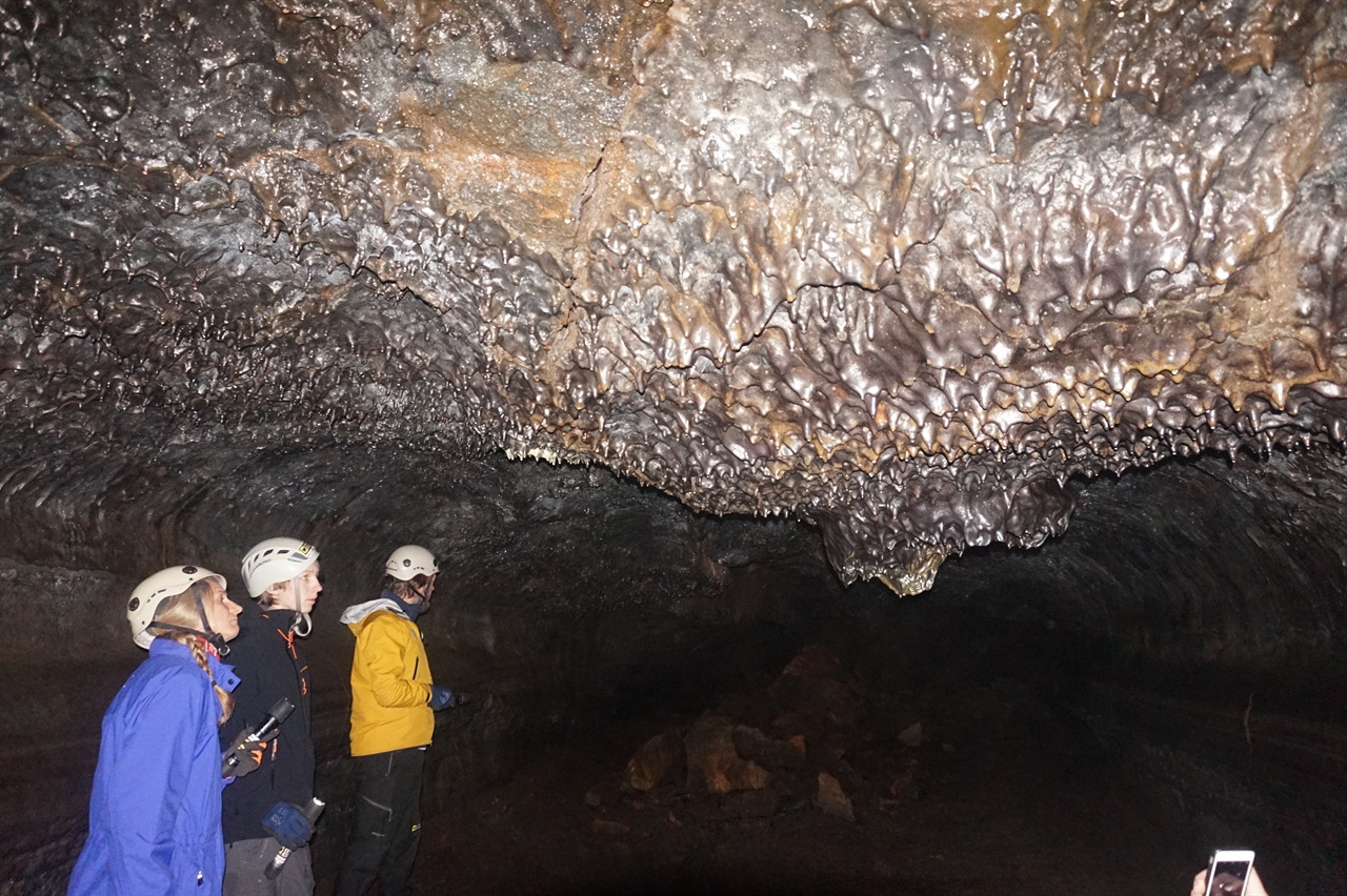 아이슬란드 마그마가 굳은 동굴