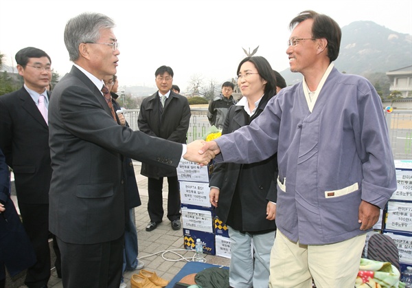지난 2007년 3월 26일 오후 당시 문재인 청와대 비서실장이한미 자유무역협정(FTA) 협상 중단을 요구하며 청와대 앞에서 단식농성중인 민주노동당 문성현 대표를 방문해 인사를 나누고 있다. 