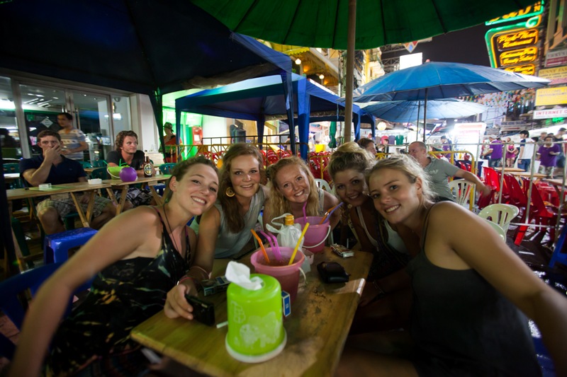 영국에서 태국으로 여행 온 대학생들. 환한 웃음이 보기 좋았다.