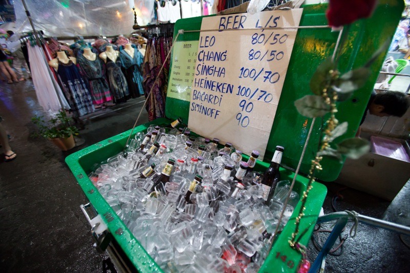 카오산 로드 골목 구멍가게에서 판매되는 얼음 채운 시원한 맥주.