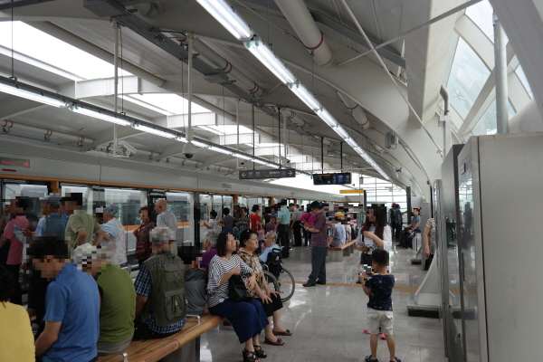 이용객이 급속히 증가하며 인천도시철도2호선 증차·증편에 대한 요구가 높아지고 있다.