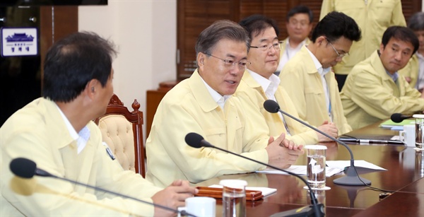 문재인 대통령이 24일 오전 청와대 여민관에서 열린 수석보좌관회의를 주재하고 있다. 