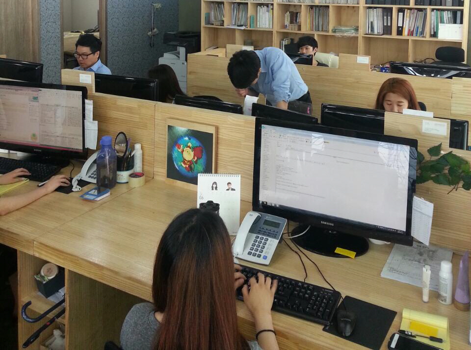 서울시 강남구 역삼동 '산타크루즈컴퍼니' 사무실에서 직원들이 디지털 성범죄 동영상 데이터를 수집하고 있다.