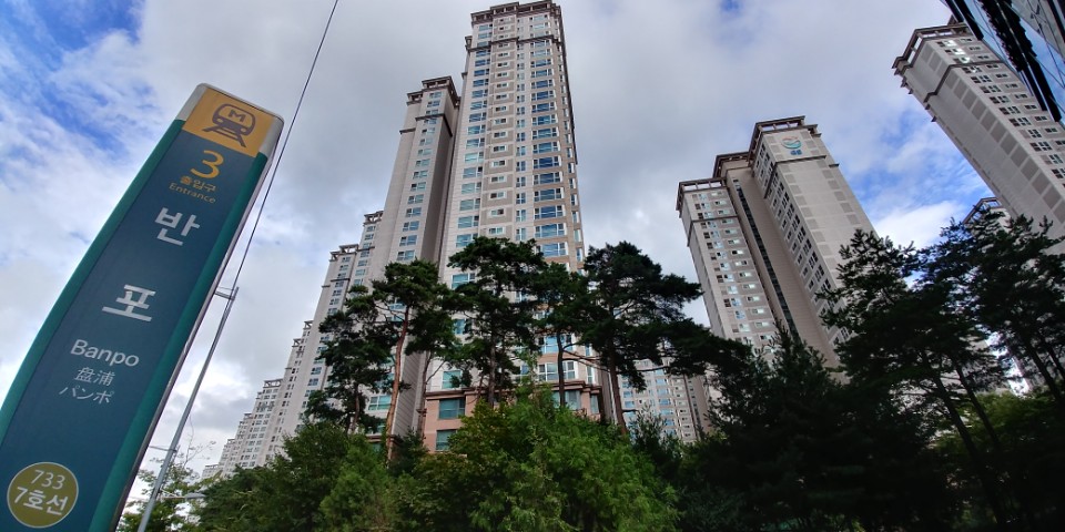 서울 서초구 반포동에 있는 반포자이 모습. 8.2 부동산대책 이후 반포 일대 아파트 호가는 보합세지만, 거래는 실종됐다. 