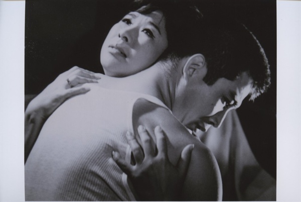  배우 신성일의 출세작 <맨발의 청춘>(1964) 한 장면.