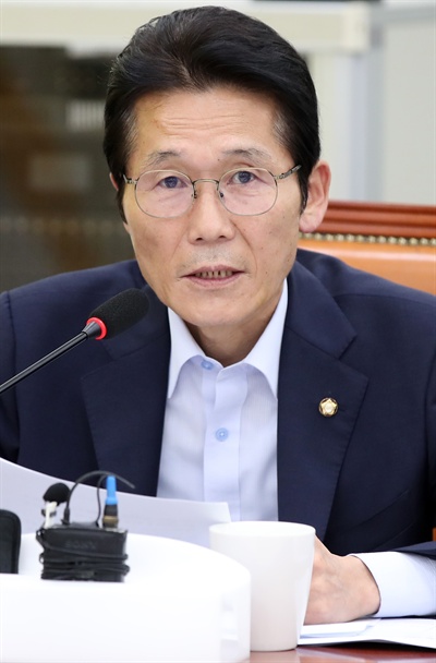 정의당 윤소하 의원이 지난 21일 오전 국회에서 열린 상무위원회에서 발언을 하고 있다.