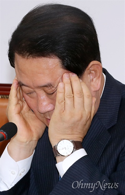 국민의당 박주선 비상대책위원장이 25일 오전 국회에서 열린 비대위회의에서 두통을 호소하며 눈가를 만지고 있다. 