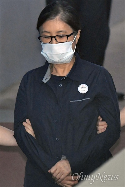 최순실씨가 8월 25일 오후 서울 서초구 서울중앙지방법원에서 열린 '국정농단 사건' 공판에 출석하고 있다.