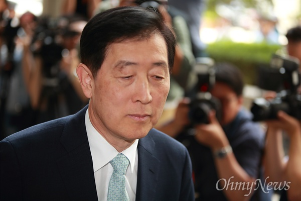 최지성 전 삼성 미래전략실장이 지난해 8월 25일 오후 1심 선고를 받기 위해 서초동 서울중앙지법에 출석하고 있다.