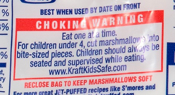 미국에서 판매하는 한 마시멜로 제품의 질식 경고(Choking warning). 한번에 하나씩 섭취하고 특히 4세 이하 아동은 잘라서 섭취하며 아이들의 경우 보호자의 감독이 필요하다고 표기하고 있다.  