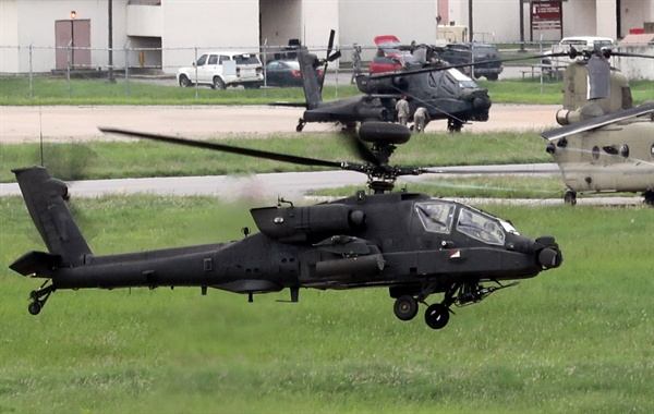 한미연합훈련인 을지프리덤가디언(UFG) 연습 첫 날인 지난 21일 오후 경기도 평택시 캠프 험프리스에서 아파치 헬기가 저공비행하고 있다. 