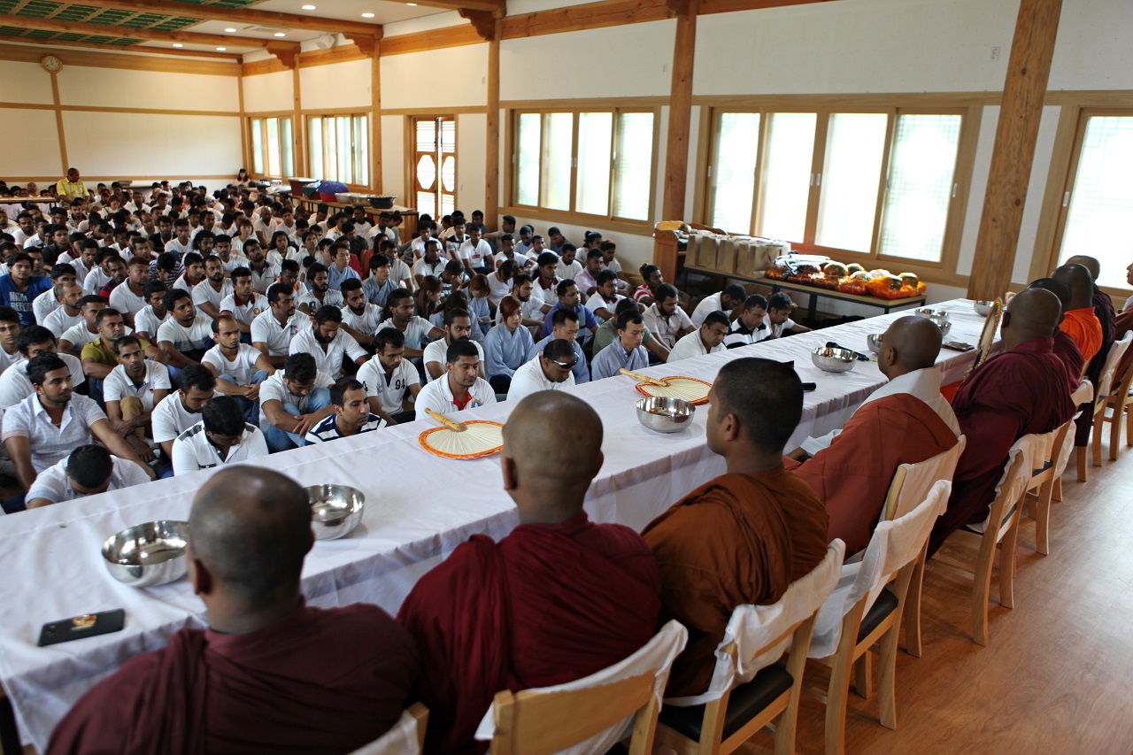 8월20일에는 전국 각지의 스리랑카 이주민, 노동자 등 400여명이 모여 스리랑카 수담마 스님을 비롯한 스리랑카 스님들과 함께 전통법회를 봉행했다.