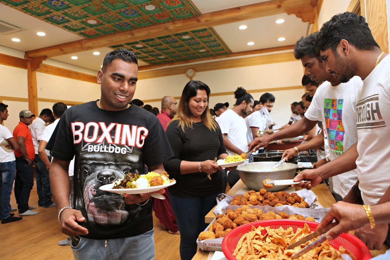 스리랑카 이주민과 노동자 10여명이 밤을 세워 준비한 스리랑카 음식을 함께한 스리랑카 이주민, 노동자들이 즐겁게 먹고있다. 송광사에서의 공양이어서 모든것은 채식으로 준비되었다.