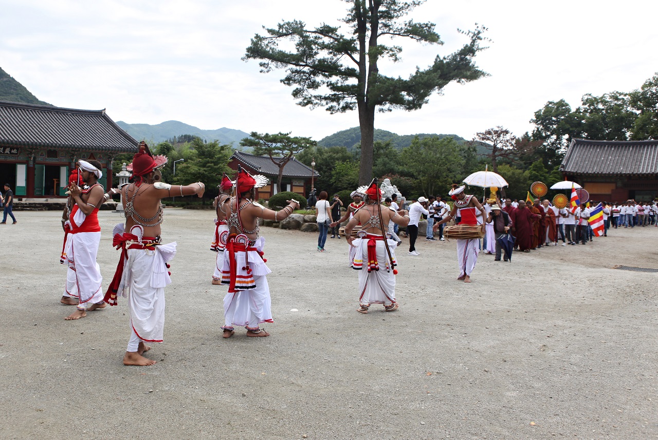 스리랑카 이주 노동자 들이 스리랑카 전통춤인 캔디안 댄스를 추며 스리랑카 스님과 신도 행렬을 인도하고 있다. 행렬은 완주 송광사 일주문에서 출발해 금강문과 사천왕문을 지나 송광사 사운당까지 이어졌다.