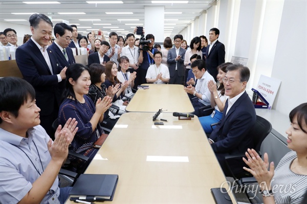  문재인 대통령이 25일 세종시 복지부 청사를 방문해 직원들을 만나고 있다. 