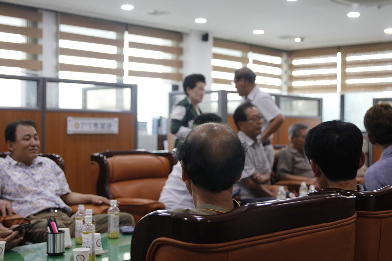 간담회가 차분하게 진행되던 가운데 또다시 김진권 의원의 발언이 일순간 간담회장을 아수라장으로 만들었다. 