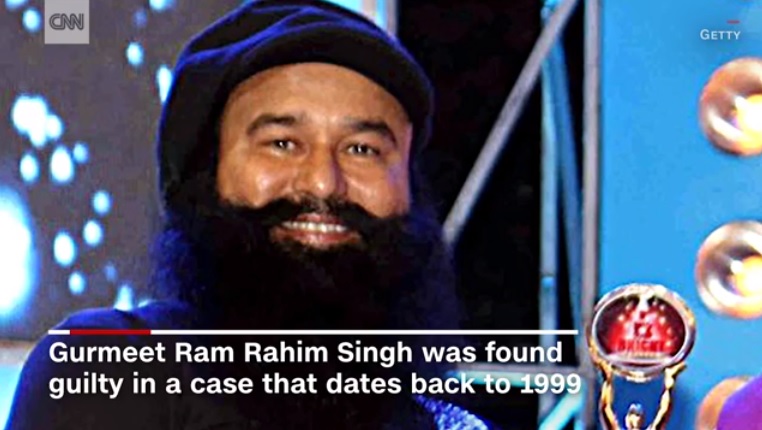 인도 종교 지도자 구르미트 람 라힘 싱의 유죄 판결을 보도하는 CNN 뉴스 갈무리.