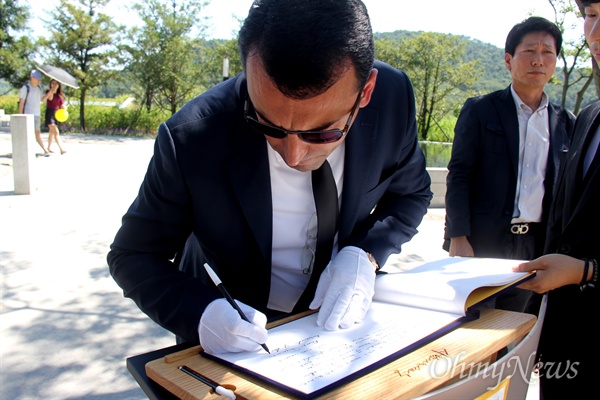 람지 테이무로브 주한 아제르바이잔 대사가 26일 오후 김해 봉하마을 고 노무현 전 대통령 묘소를 참배한 뒤 방명록에 서명하고 있다.
