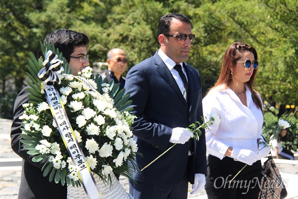람지 테이무로브 주한 아제르바이잔 대사 부부가 26일 오후 김해 봉하마을 고 노무현 전 대통령 묘소를 참배하고 있다.