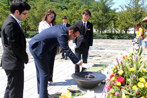 람지 테이무로브 주한 아제르바이잔 대사 부부가 26일 오후 김해 봉하마을 고 노무현 전 대통령 묘소를 참배하며 분향하고 있다.