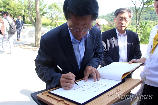 한경호 경남도지사 권한대행이 26일 고 노무현 전 대통령 묘소를 참배한 뒤 방명록에 서명하고 있다.