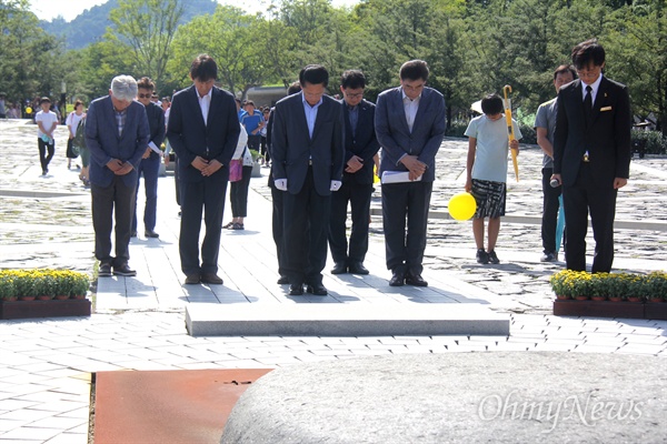  한경호 경남도지사 권한대행이 26일 고 노무현 전 대통령 묘소를 참배하고 있다.