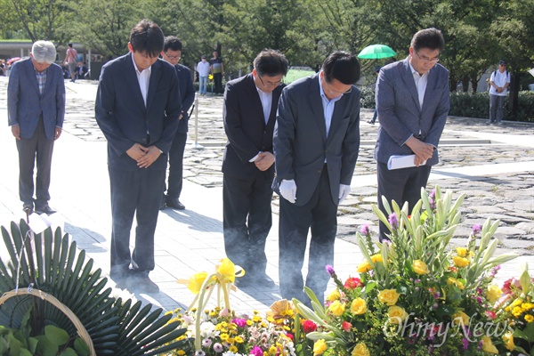 한경호 경남도지사 권한대행이 26일 고 노무현 전 대통령 묘소를 참배하고 있다.