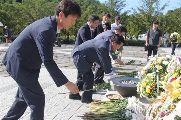 한경호 경남도지사 권한대행이 26일 고 노무현 전 대통령 묘소를 참배하고 있다.