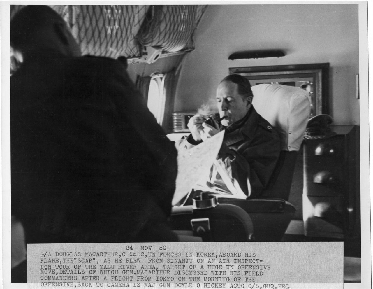  맥아더 장군이 신의주 상공 비행기 안에서 파이프를 문 채 지도를 펴 보며 ‘크리스마스 공격작전’ 구상을 하고 있다.