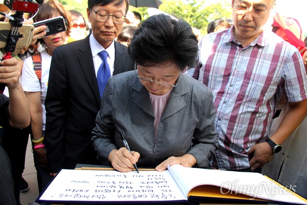 한명숙 전 국무총리가 26일 오후 봉하마을을 찾아 고 노무현 전 대통령 묘소를 참배한 뒤 방명록에 서명하고 있다.