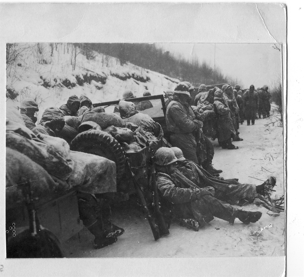  1950. 11. 29. 중국군 참전으로 후퇴하던 유엔군들이 추위와 졸음에 지쳐 길가에서 잠시 쉬고 있다. 
