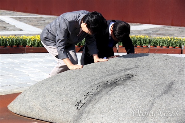 한명숙 전 국무총리와 황창하 전 국회도서관장이 26일 오후 봉하마을을 찾아 고 노무현 전 대통령 묘소를 참배했다.