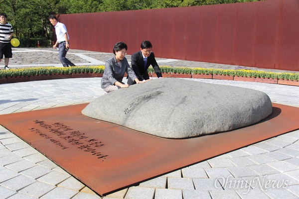 한명숙 전 국무총리와 황창화 전 국회도서관장이 26일 오후 봉하마을을 찾아 고 노무현 전 대통령 묘소를 참배했다.