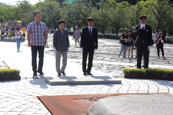 한명숙 전 국무총리와 황창화 전 국회도서관장이 26일 오후 봉하마을을 찾아 고 노무현 전 대통령 묘소를 참배했다.