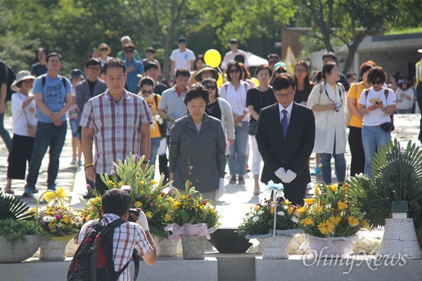 한명숙 전 국무총리와 황창화 전 국회도서관장이 26일 오후 봉하마을을 찾아 고 노무현 전 대통령 묘소를 참배했다.