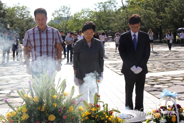 한명숙 전 국무총리와 황창화 전 국회도서관장이 26일 오후 봉하마을을 찾아 고 노무현 전 대통령 묘소를 참배했다.