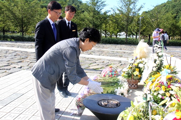 한명숙 전 국무총리와 황창화 전 국회도서관장이 26일 오후 봉하마을을 찾아 고 노무현 전 대통령 묘소를 참배했다.