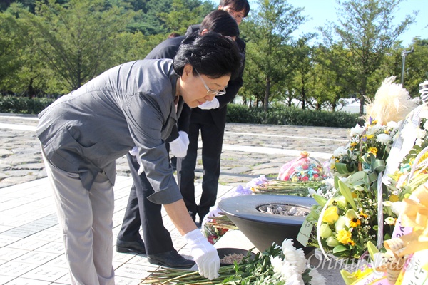 한명숙 전 국무총리가 26일 오후 봉하마을을 찾아 고 노무현 전 대통령 묘소를 참배했다.