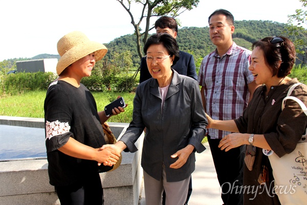 한명숙 전 국무총리가 26일 오후 고 노무현 전 대통령 묘소 참배를 위해 봉하마을을 방문하자 시민들이 몰려 들며 인사하고 있다.