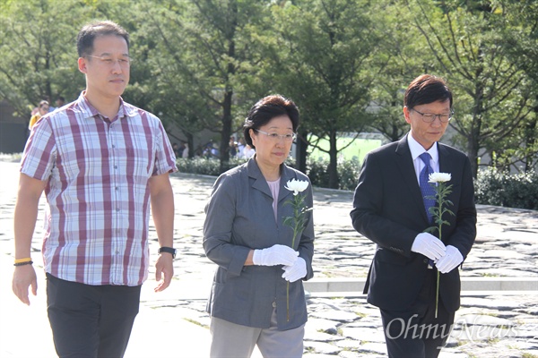 한명숙 전 국무총리와 황창화 전 국회도서관장(오른쪽), 김시형 부산중구의회 부의장(왼쪽)이 26일 오후 고 노무현 전 대통령 묘소를 참배했다.